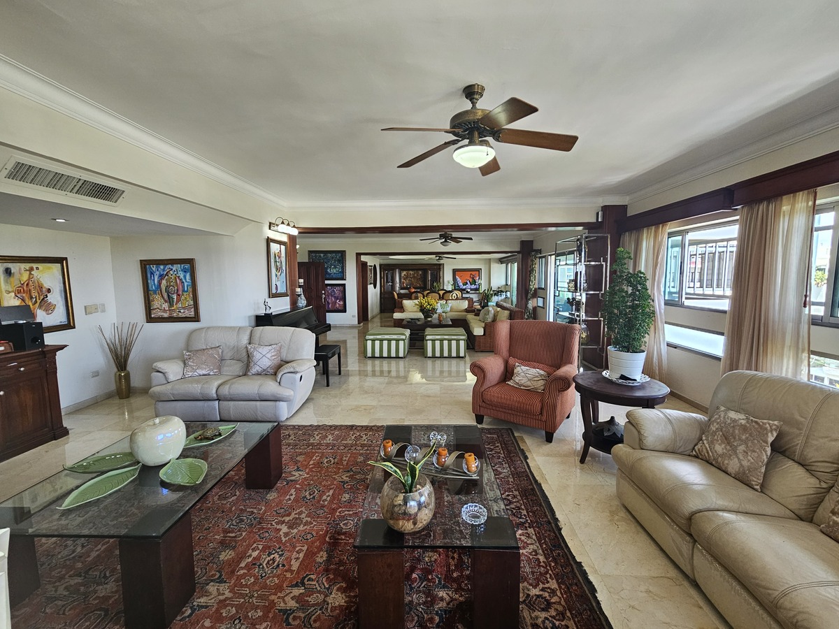 1 de 23: Sala, comedor y family room