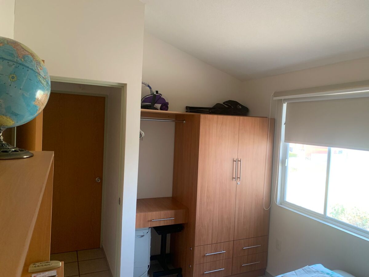 10 of 19: 2da. Recamara con Closet, escritorio y ventilador.