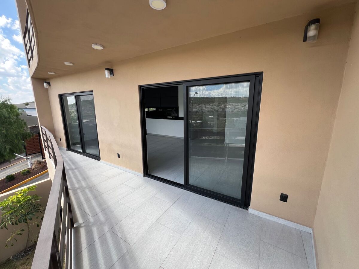 5 of 15: Terraza