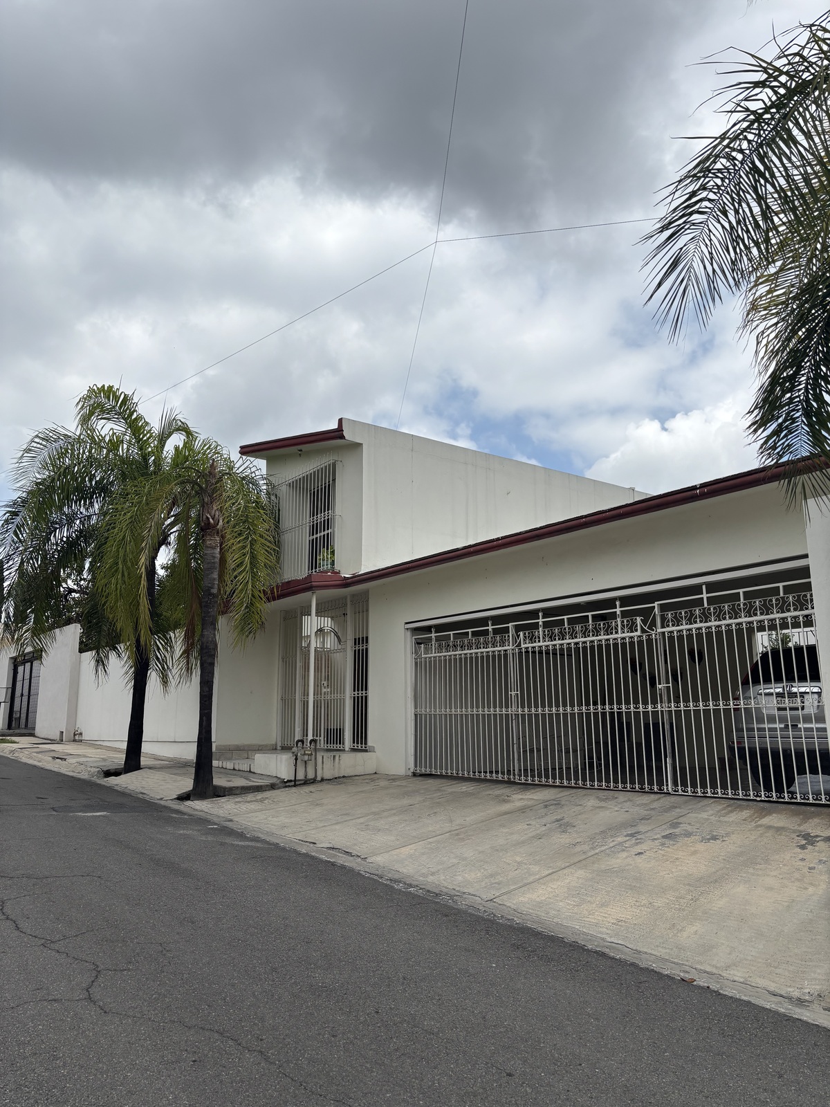1 of 27: Fachada
