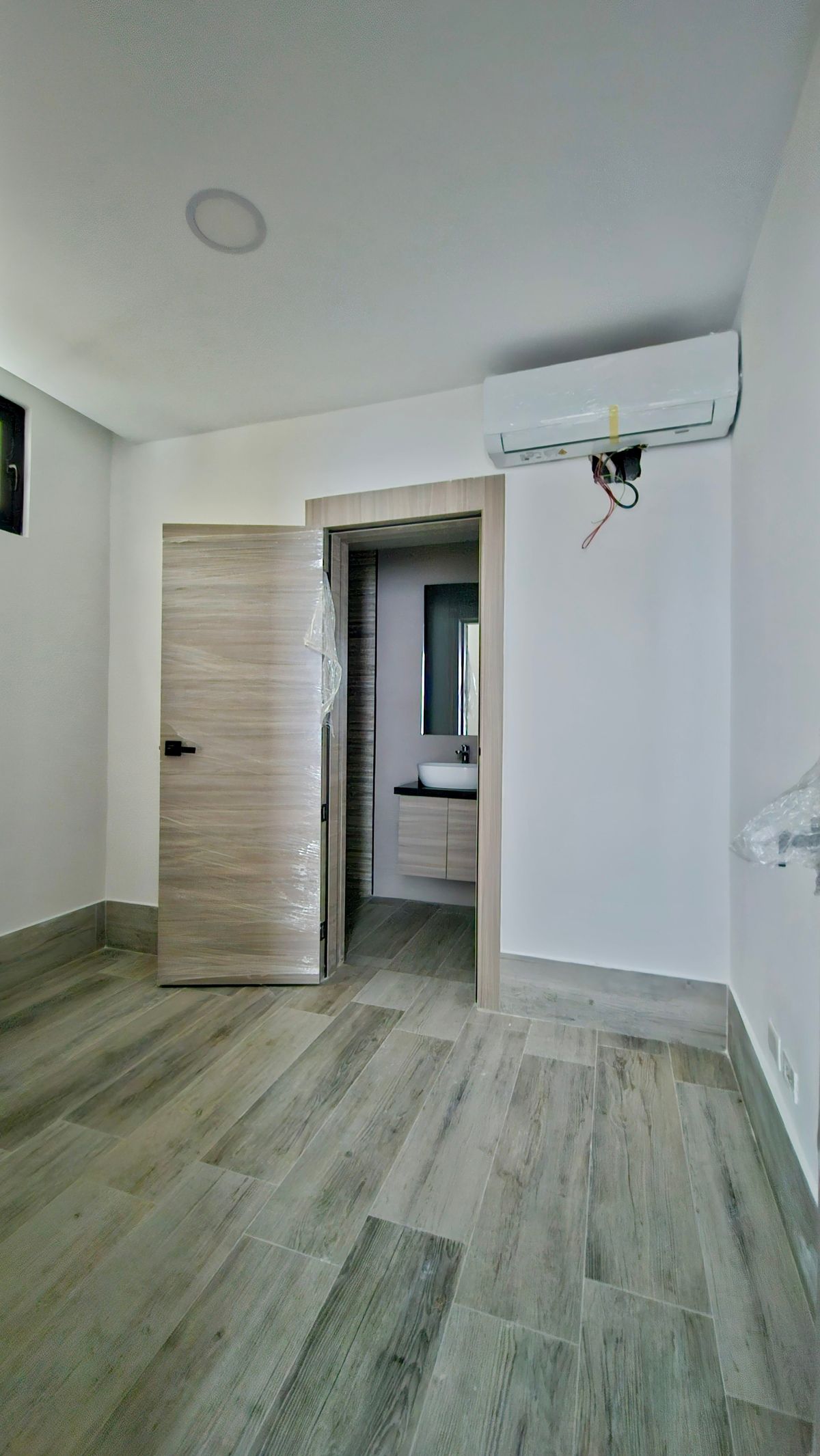 19 of 20: Staff room w/bathroom