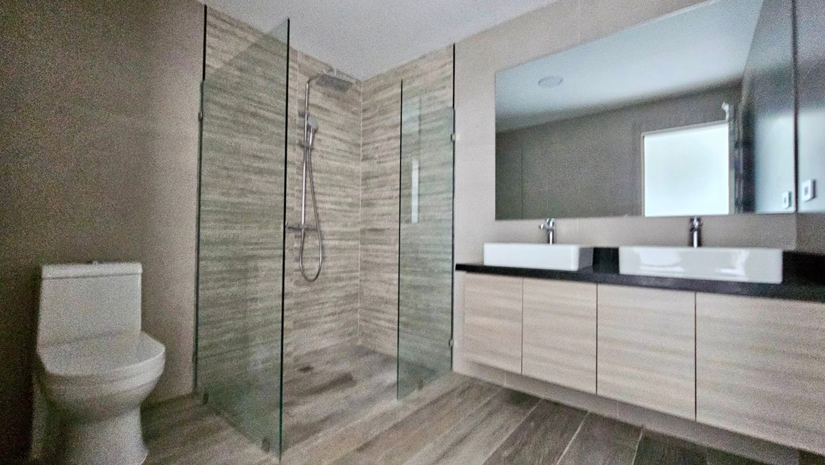 17 of 20: Main Bathroom