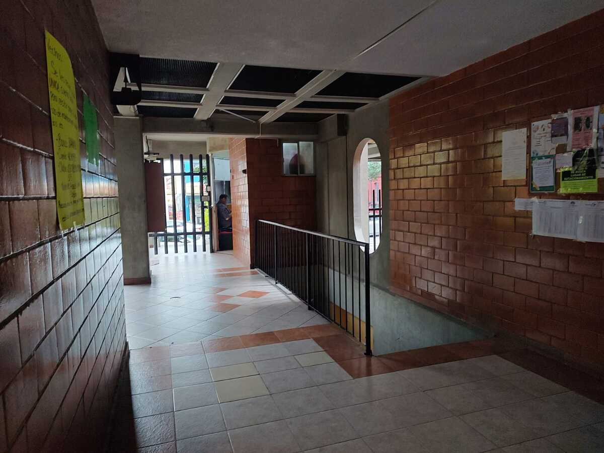 15 de 15: Escalera hacia área de botes de basura y salida del Edificio