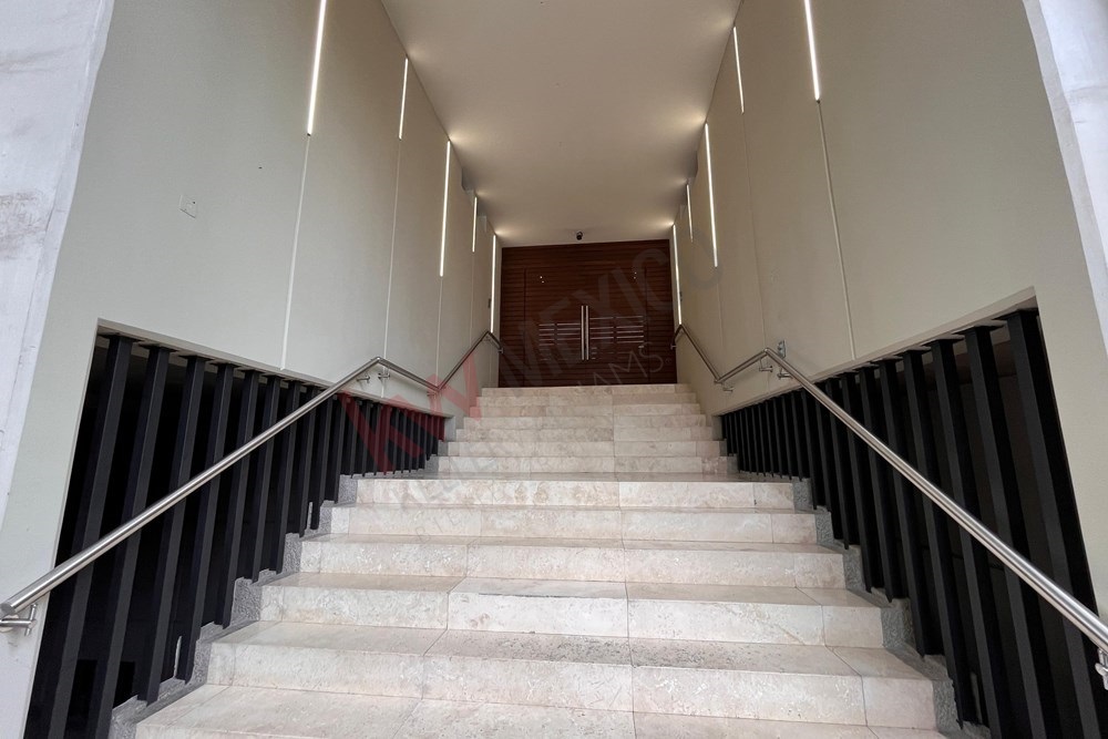 2 de 30: Entrada principal a edificio