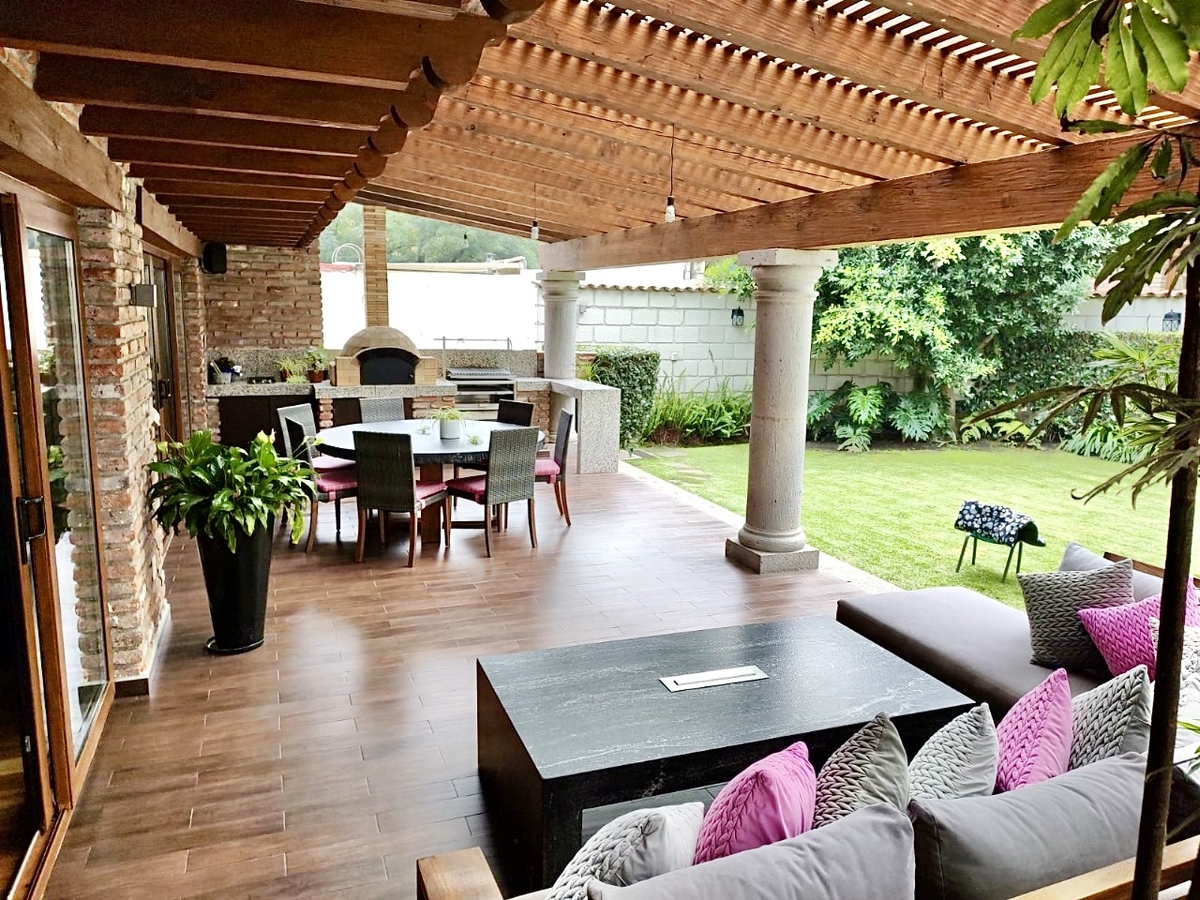4 of 25: terraza y jardín privado