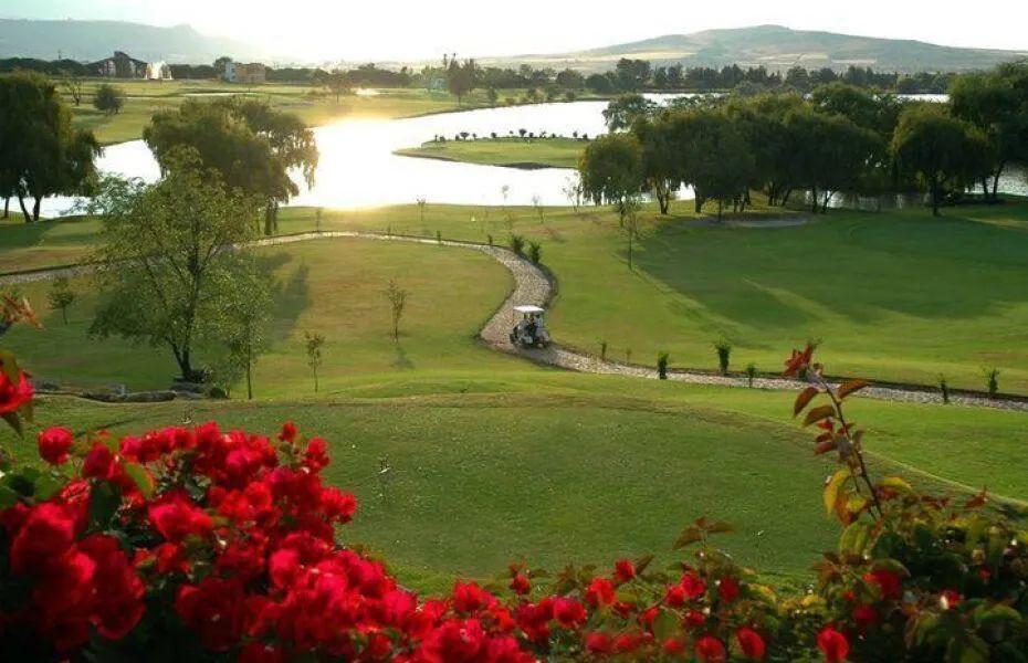3 de 6: CAMPO DE GOLF Y LAGUNA