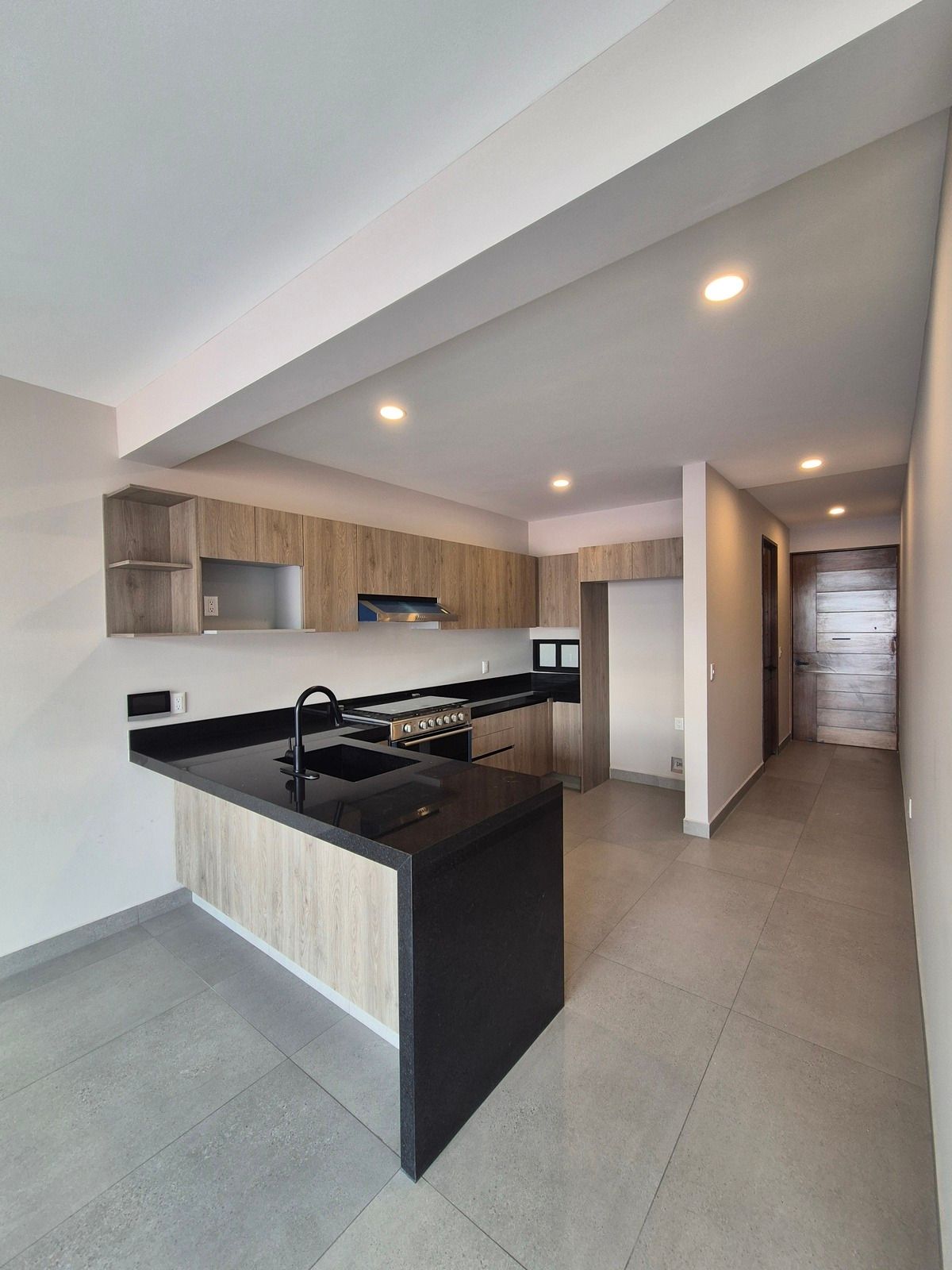 5 of 22: Cocina equipada con cubierta de granito