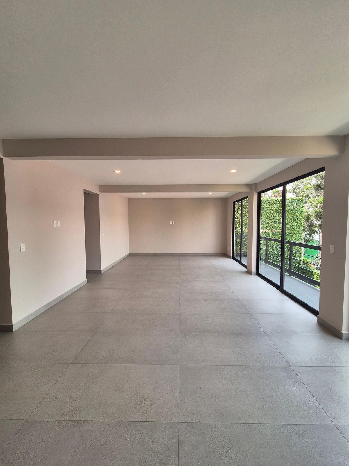 3 of 22: Amplia sala y comedor