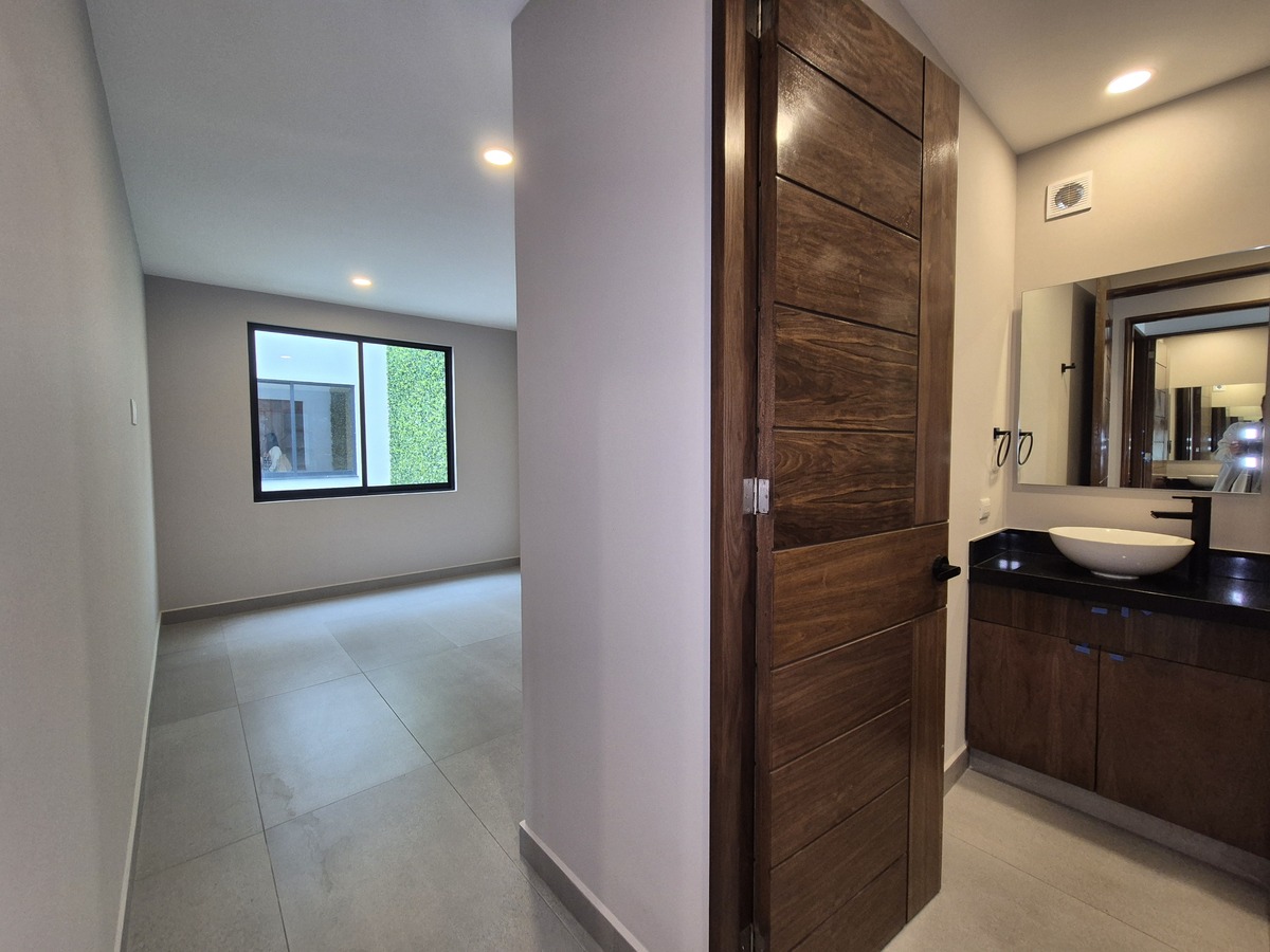 12 de 22: Baño integrado a la recámara con vestidor