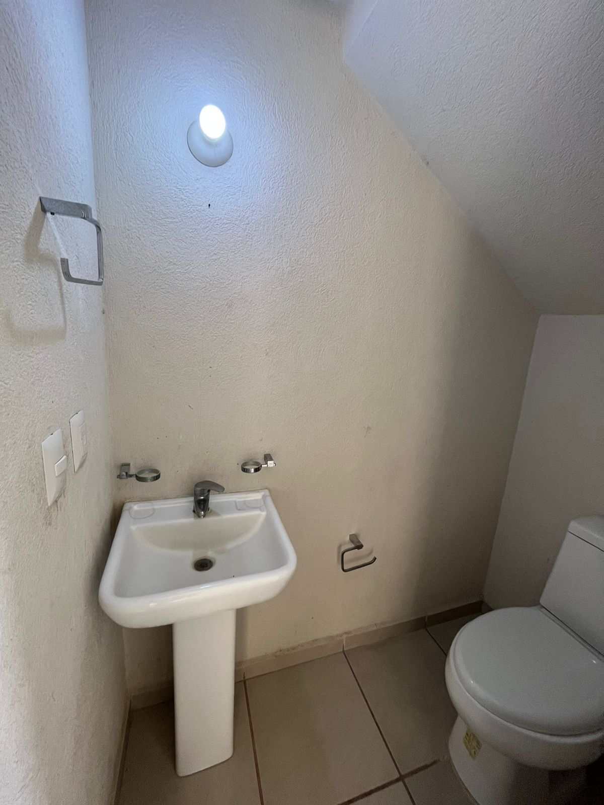 4 of 8: Medio baño