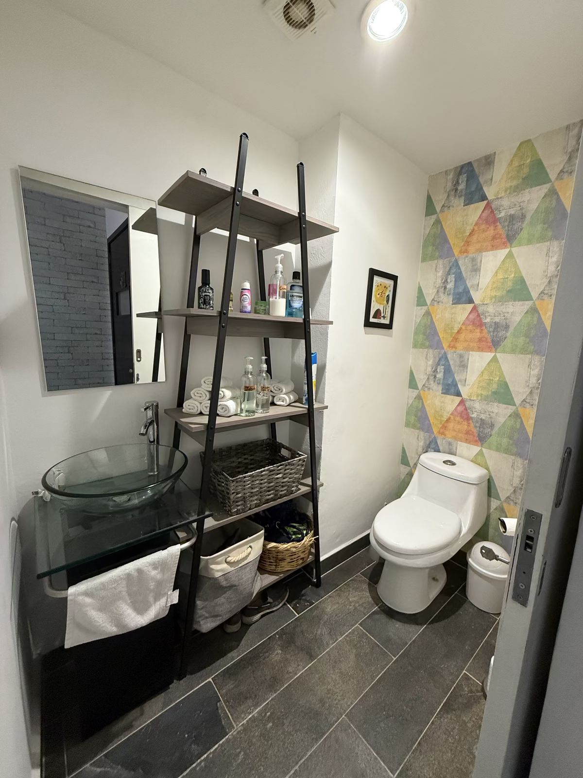2 of 21: Baño de visitas