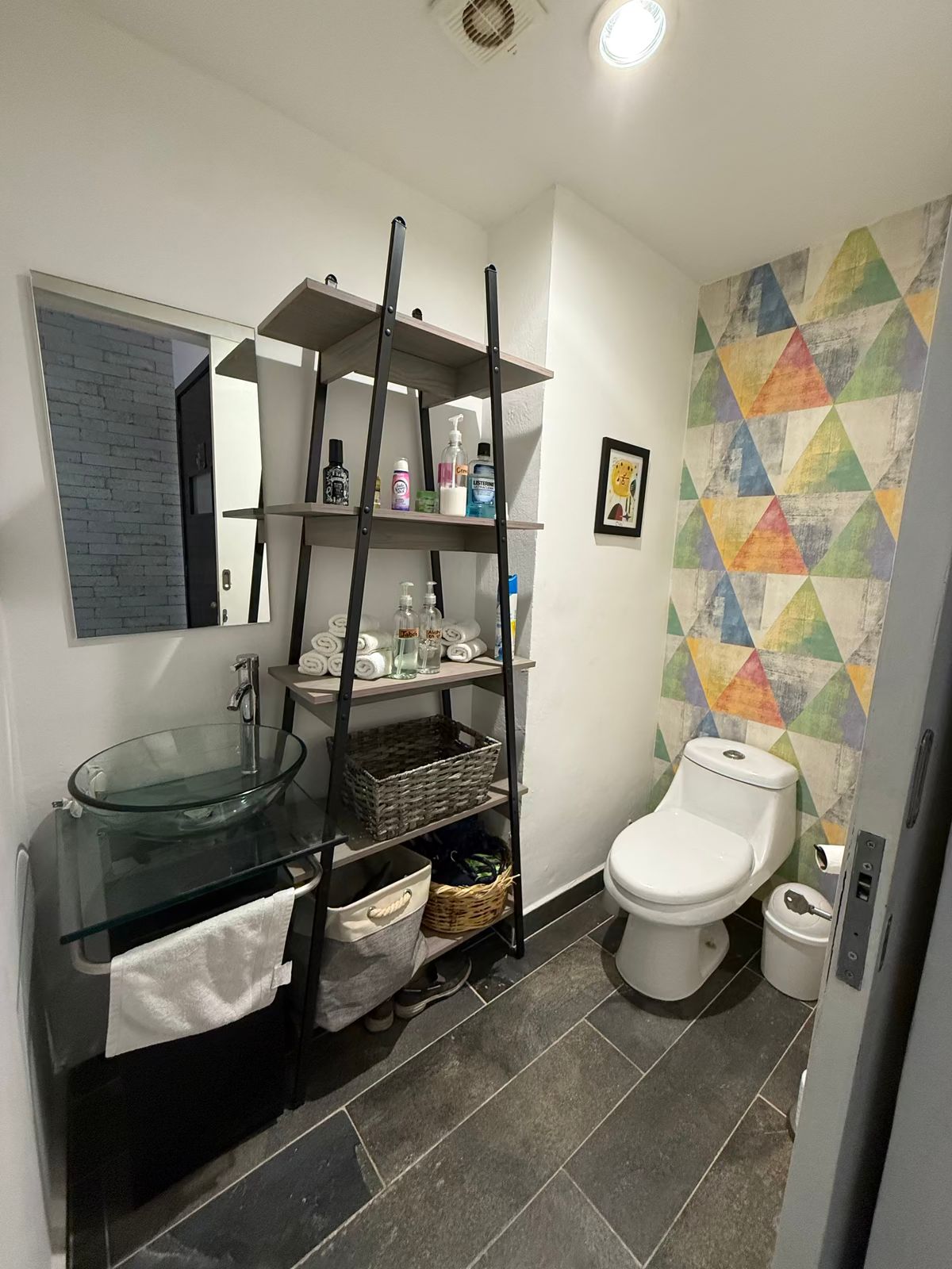 2 de 21: Baño de visitas