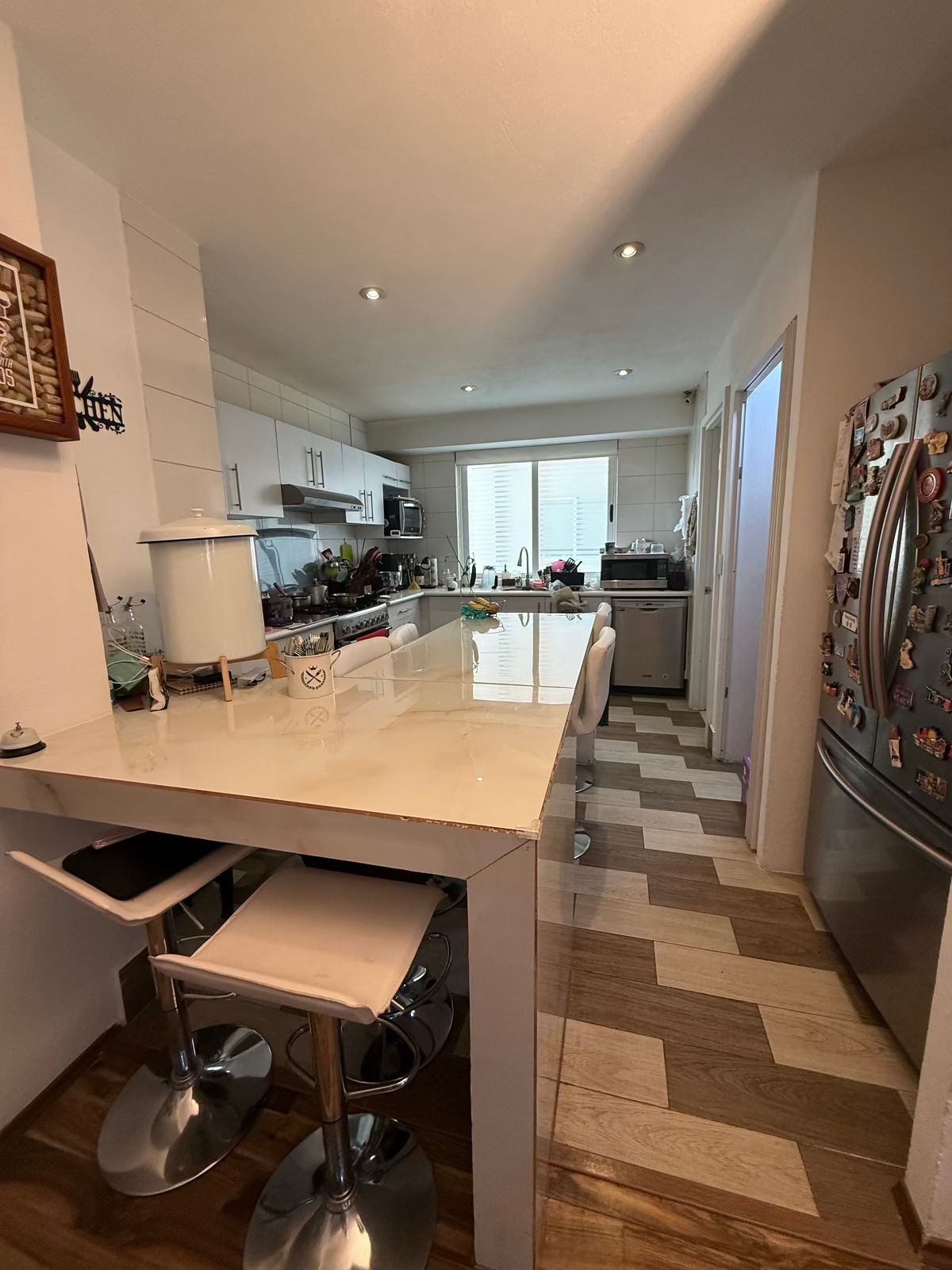 5 de 21: Cocina con amplia barra