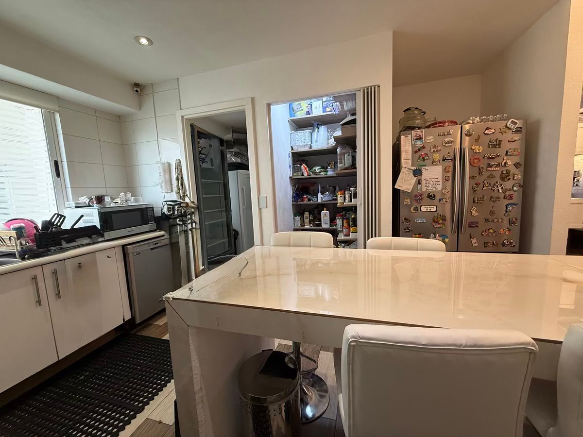 5 de 21: Cocina con gran despensa