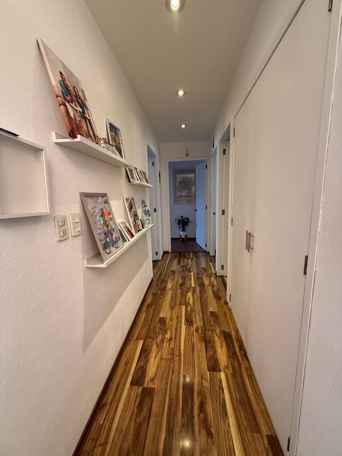 3 de 21: Pasillo distribuidor de las recámaras