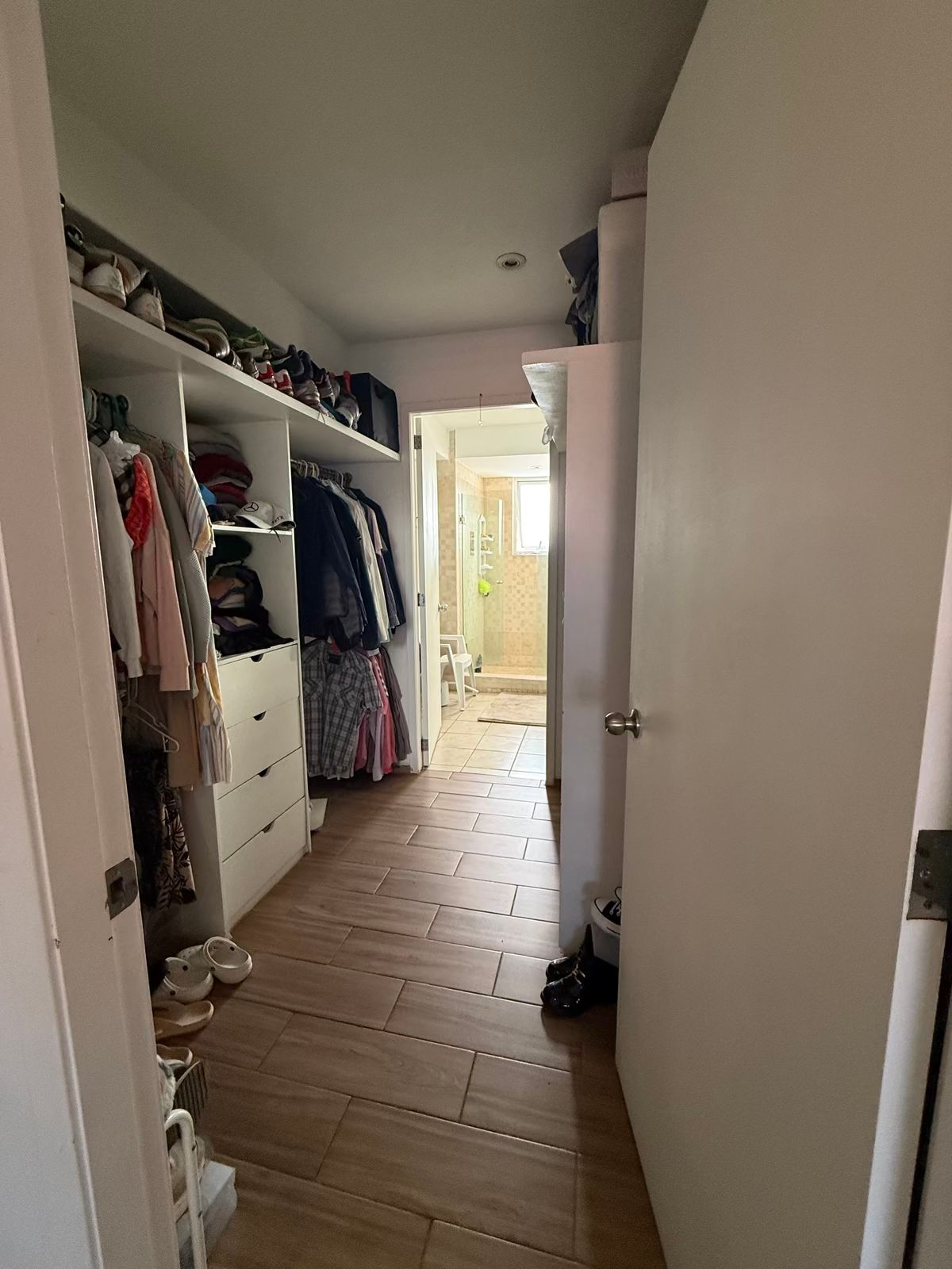 10 de 21: Vestidor y baño de las recámara principal