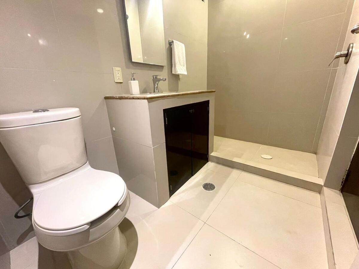 17 of 26: Baño de la Cuarta recámara o Sala TV