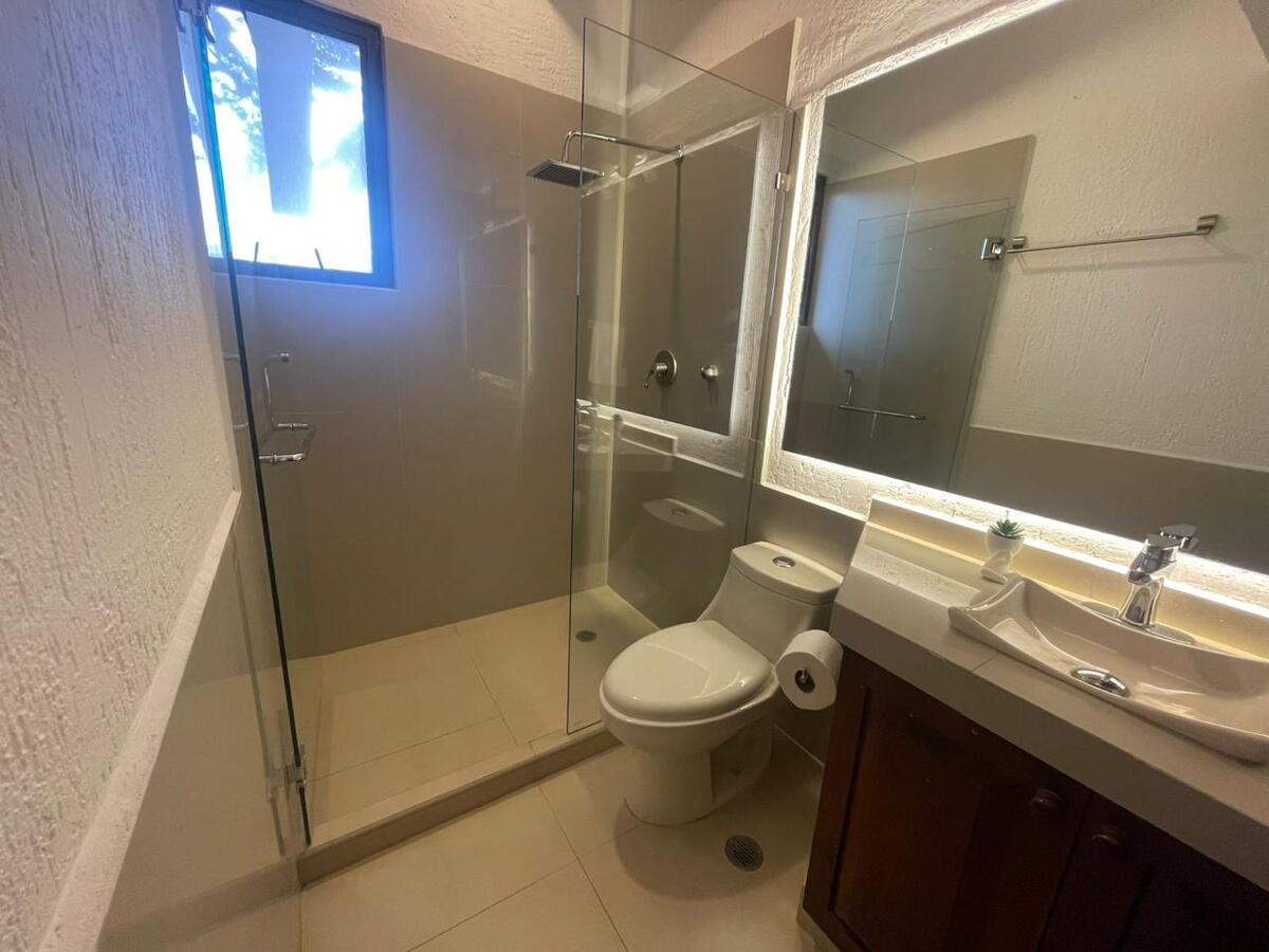 24 of 26: Baño de la Tercera recámara