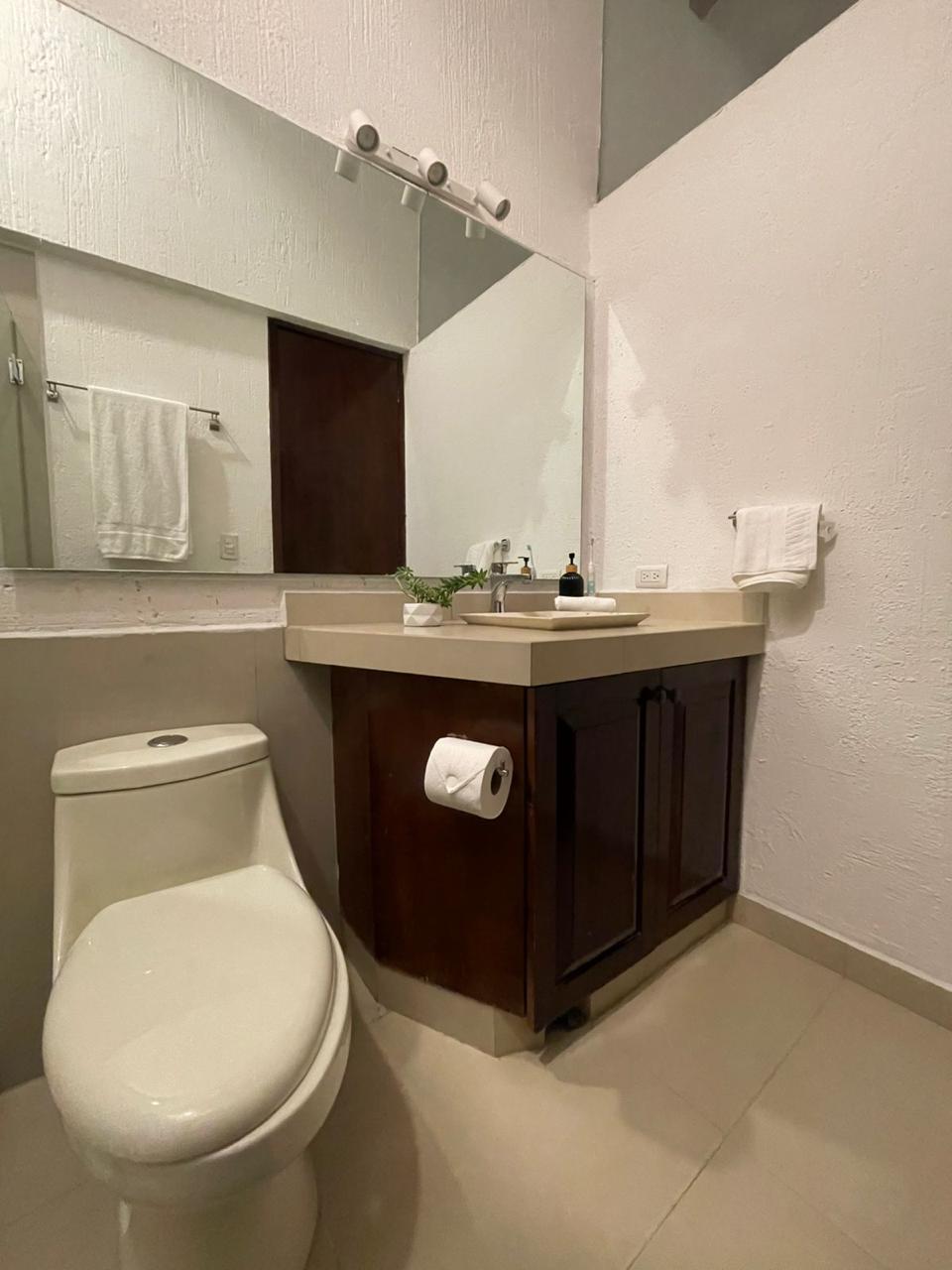 21 of 26: Baño de la segunda recámara