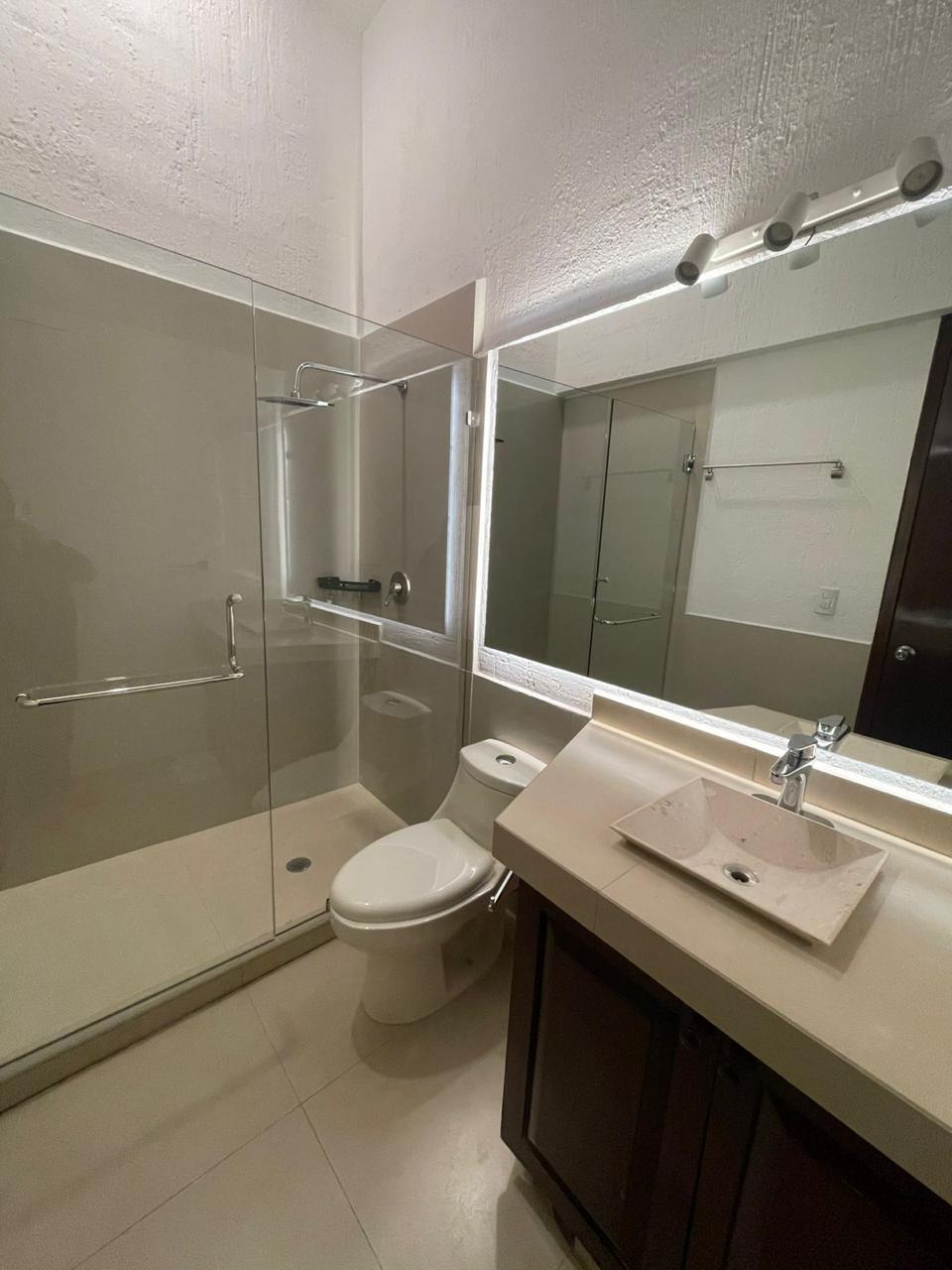 22 of 26: Baño de la segunda recámara