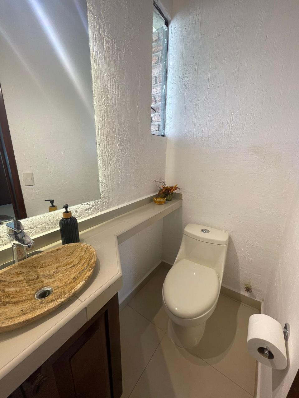 6 of 26: Baño de visitas