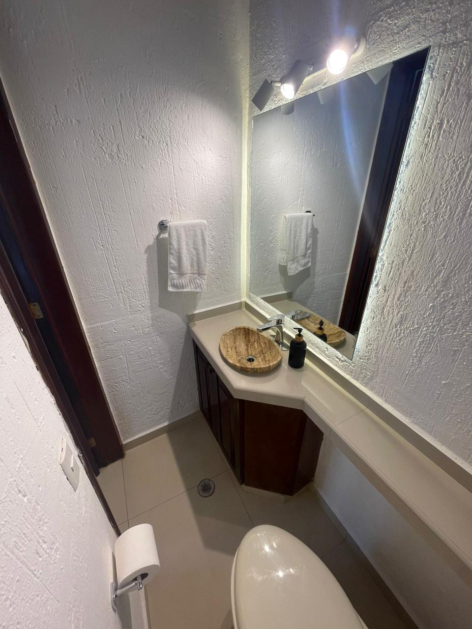 7 of 26: Baño de visitas