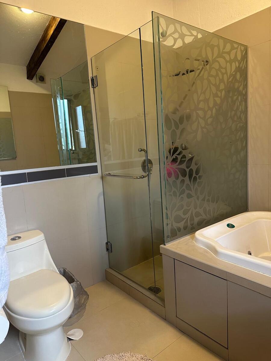 14 of 26: Baño de la recámara principal