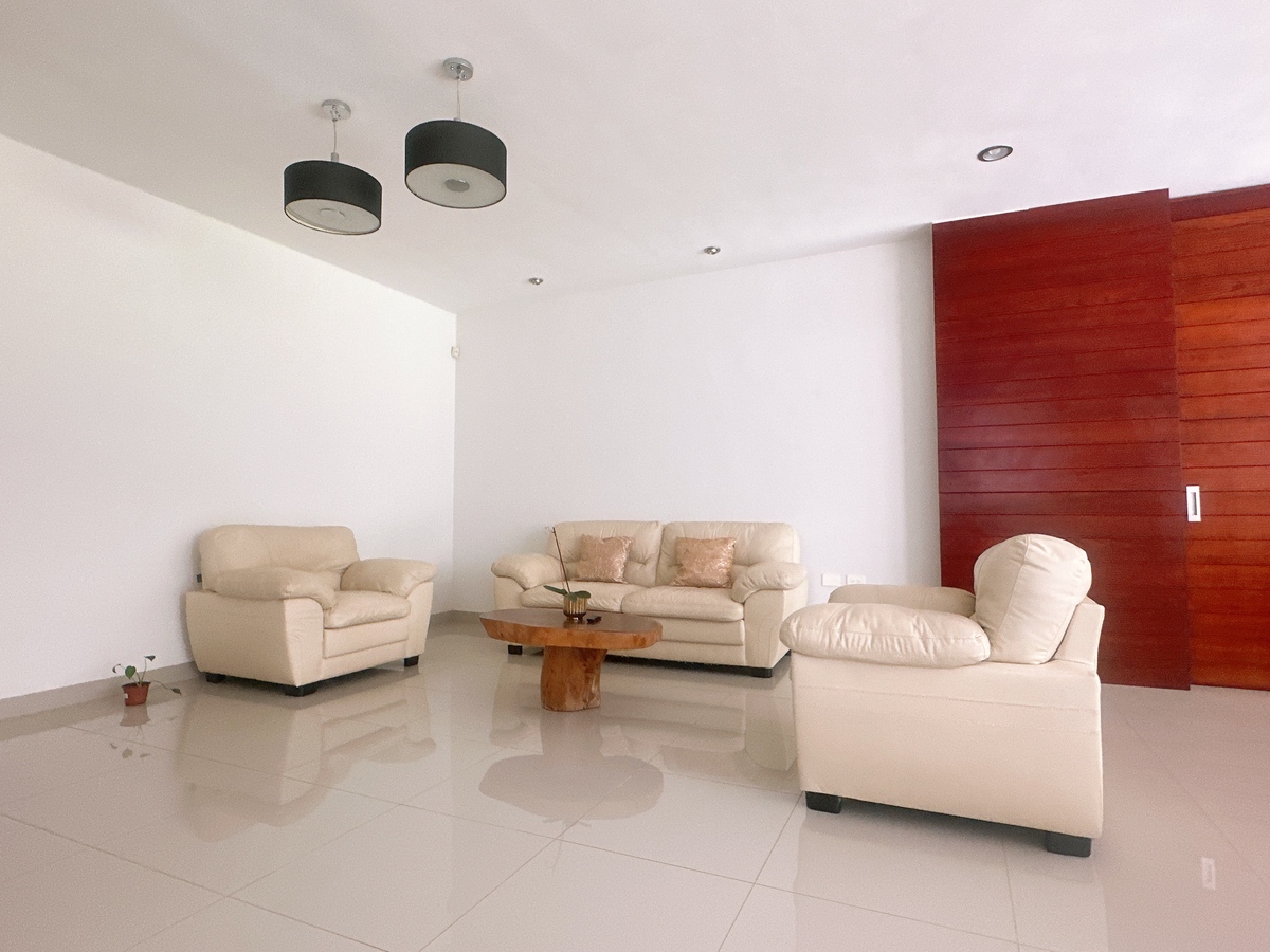 3 of 20: Sala