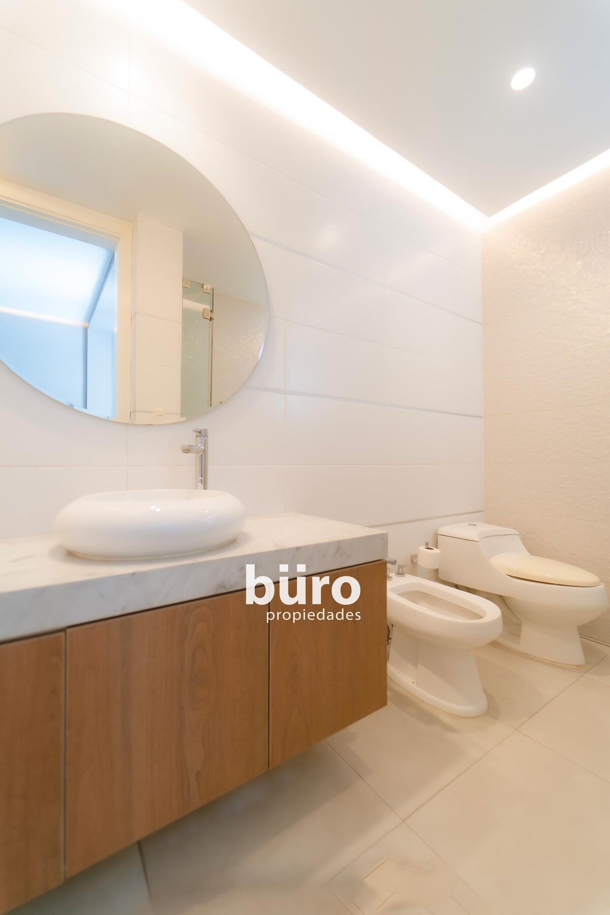 34 de 40: Baño completo en sala de estar, primer piso.