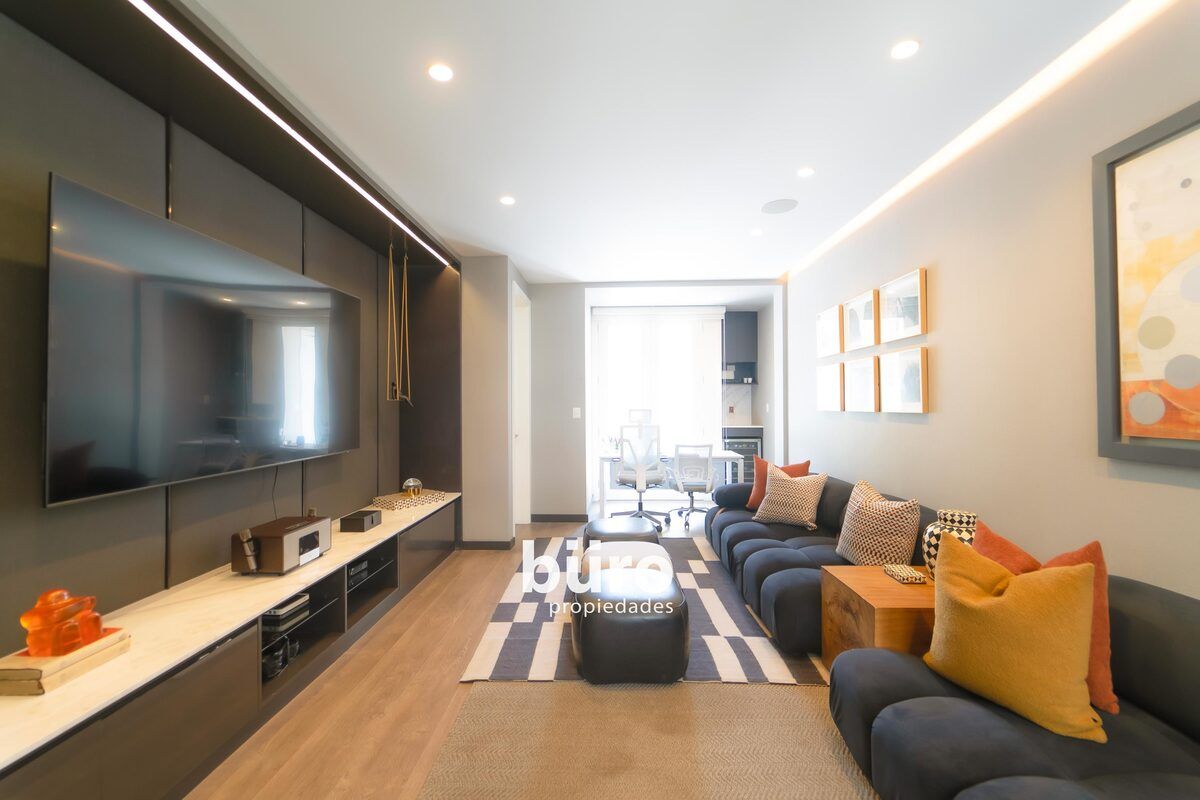 10 de 40: Sala de estar primer piso con baño completo.