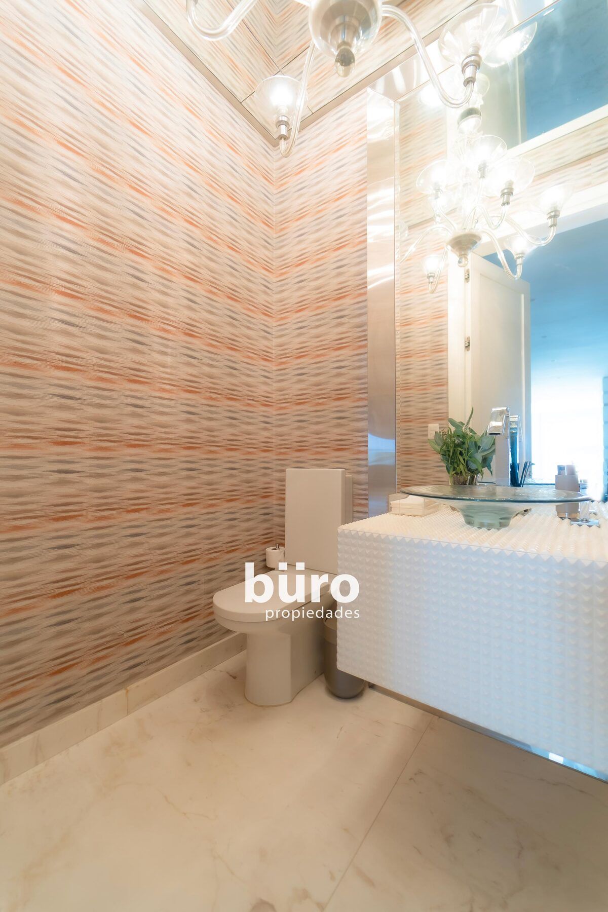 27 de 40: Baño visitas con acabados de lujo.