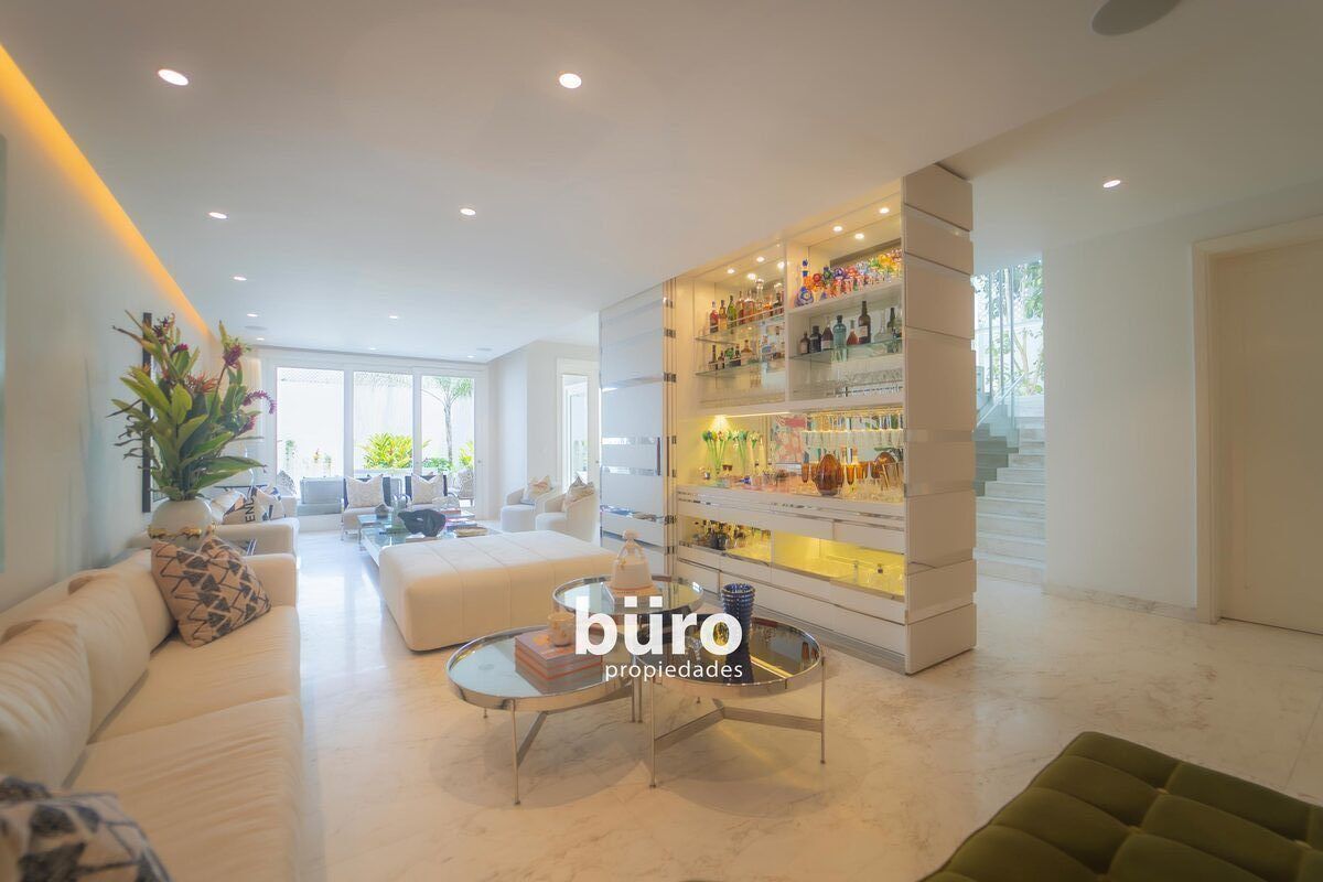 5 de 40: Doble sala principal con bar enchapado.