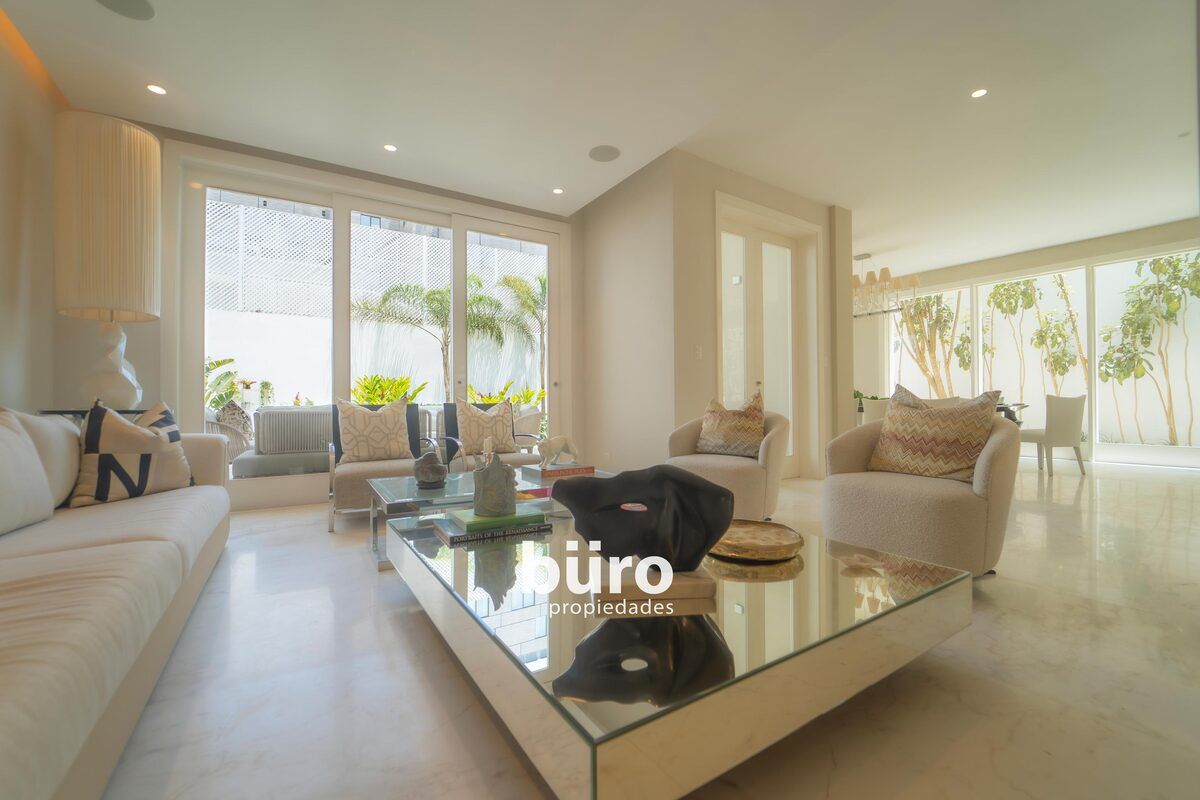 19 de 40: Sala principal con acceso a la terraza.