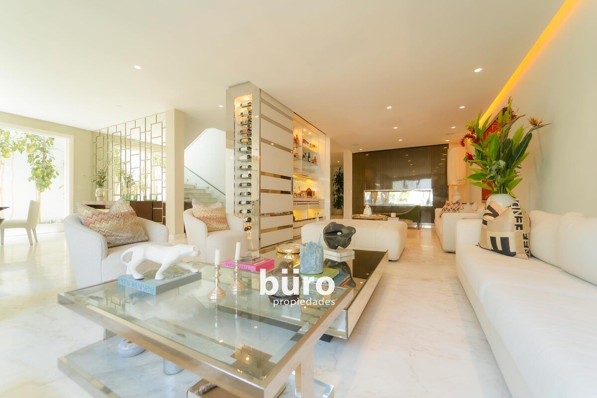 9 de 40: Sala principal con bar y chimenea.