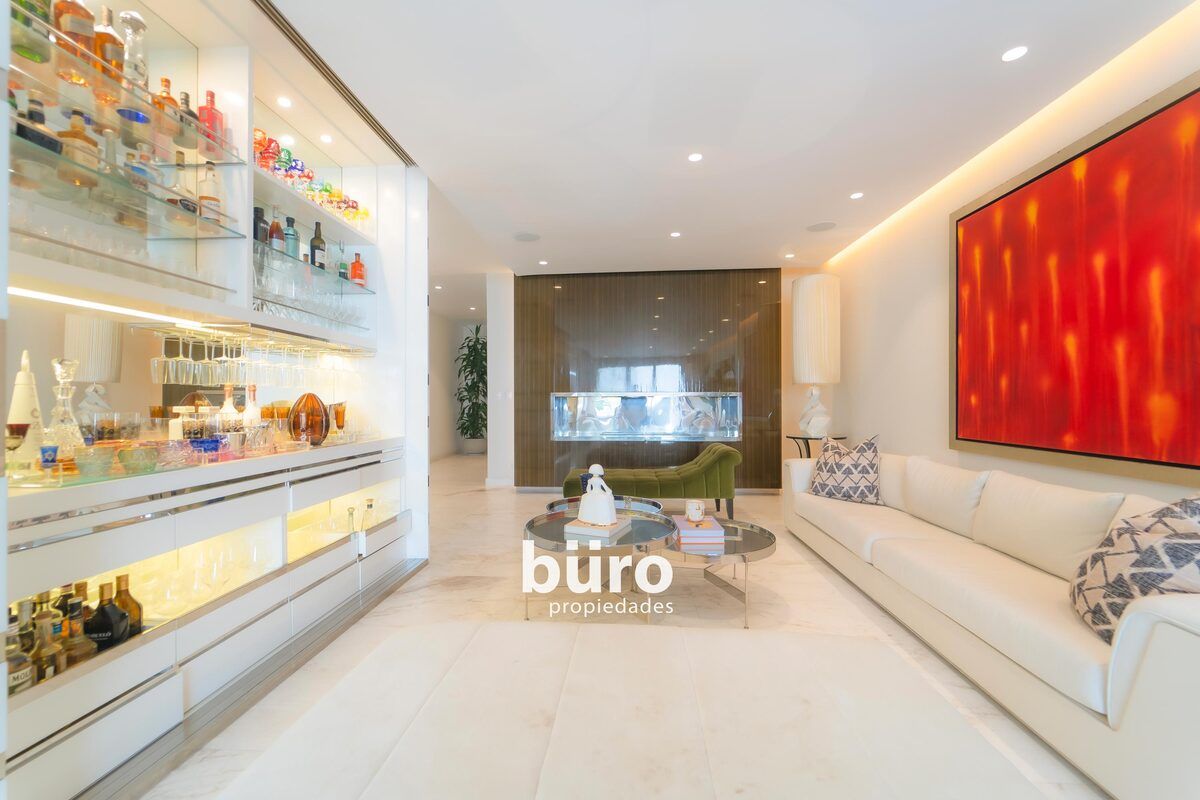 31 de 40: Bar enchapado en sala principal.