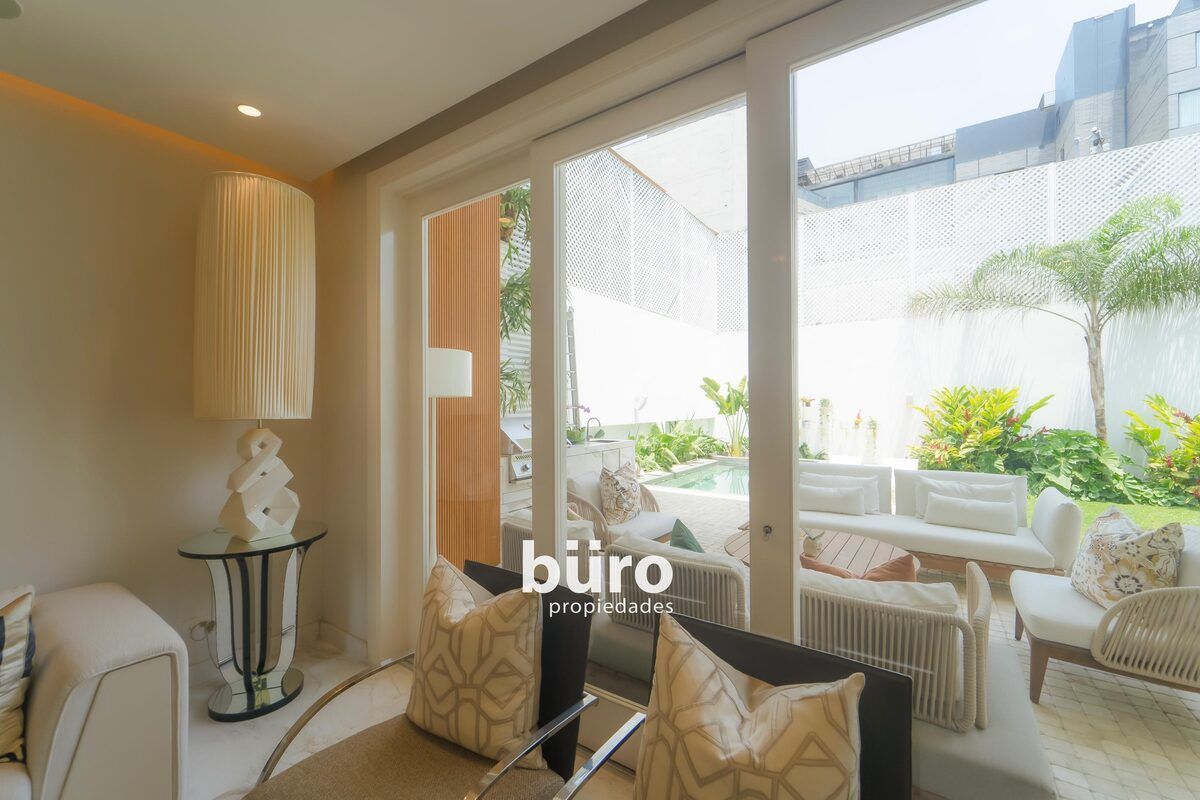 30 de 40: Sala principal con acceso a la terraza.