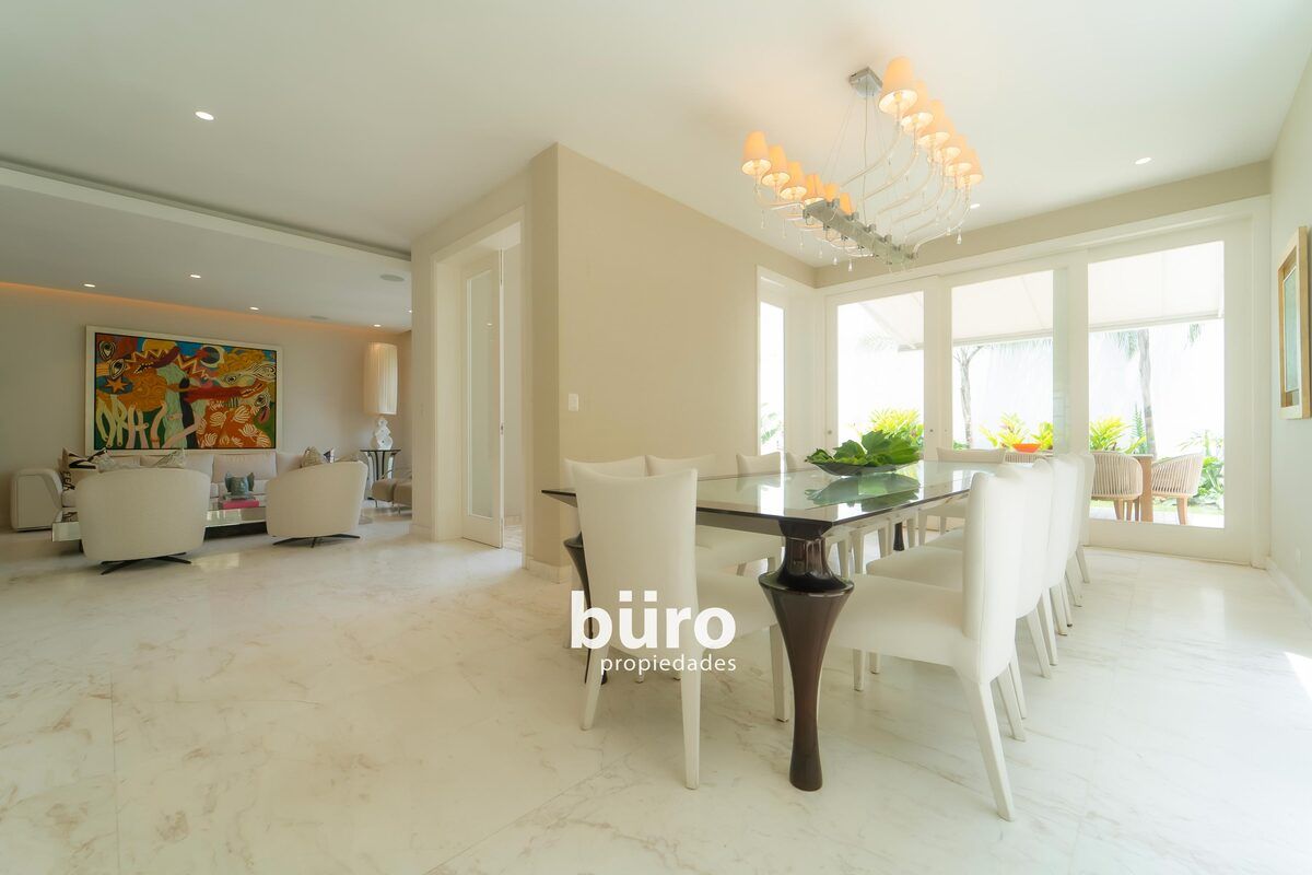 17 de 40: Comedor separado de la sala principal.