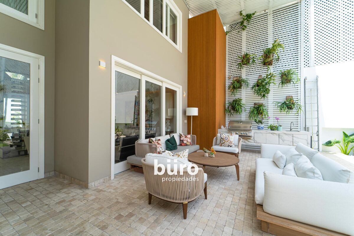 6 de 40: Terraza con mueble en piedra sinterizada para la parrilla.