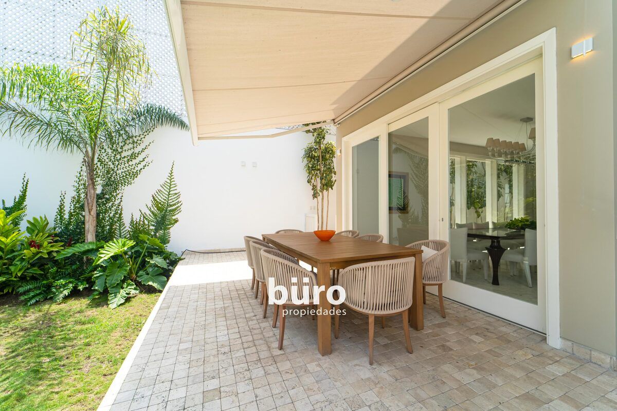 11 de 40: Juego de comedor en terraza.