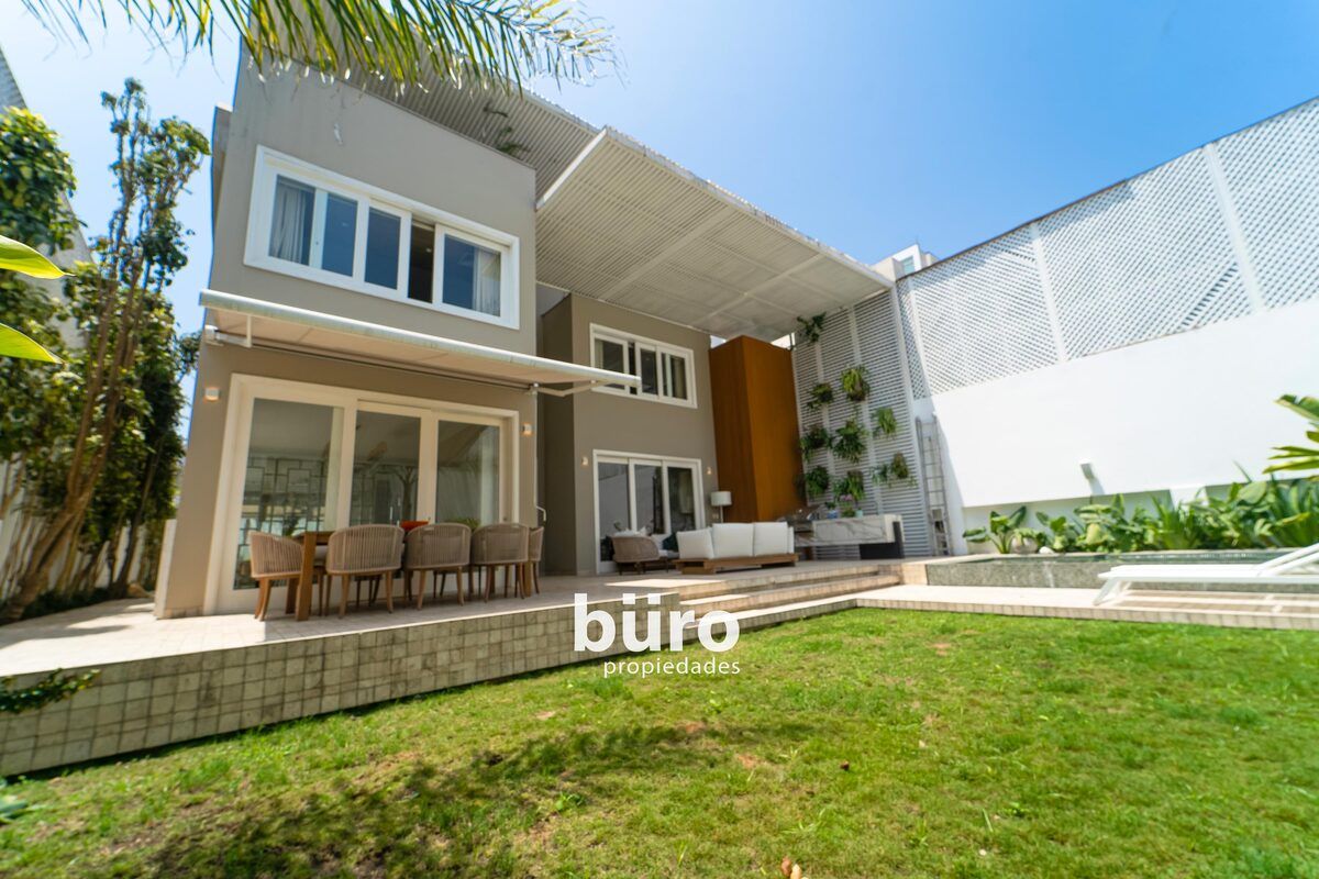 2 de 40: Vista desde el jardín hacia la casa.