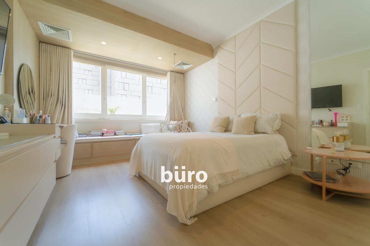 23 de 40: Dormitorio secundario N 1 con vista al jardín.