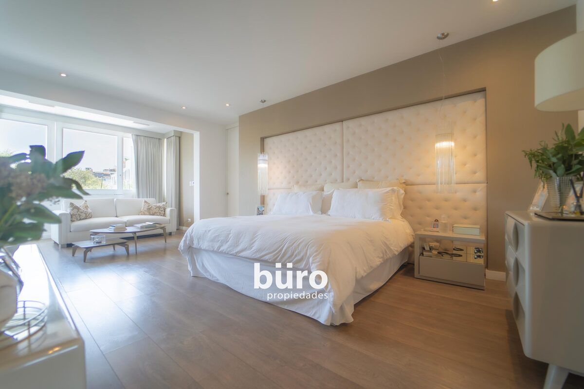 7 de 40: Dormitorio principal con doble walking closet.