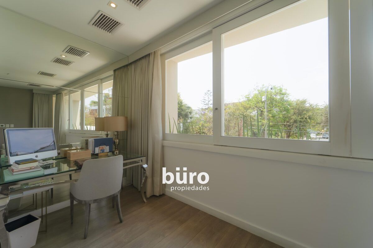 22 de 40: Escritorio dormitorio principal.