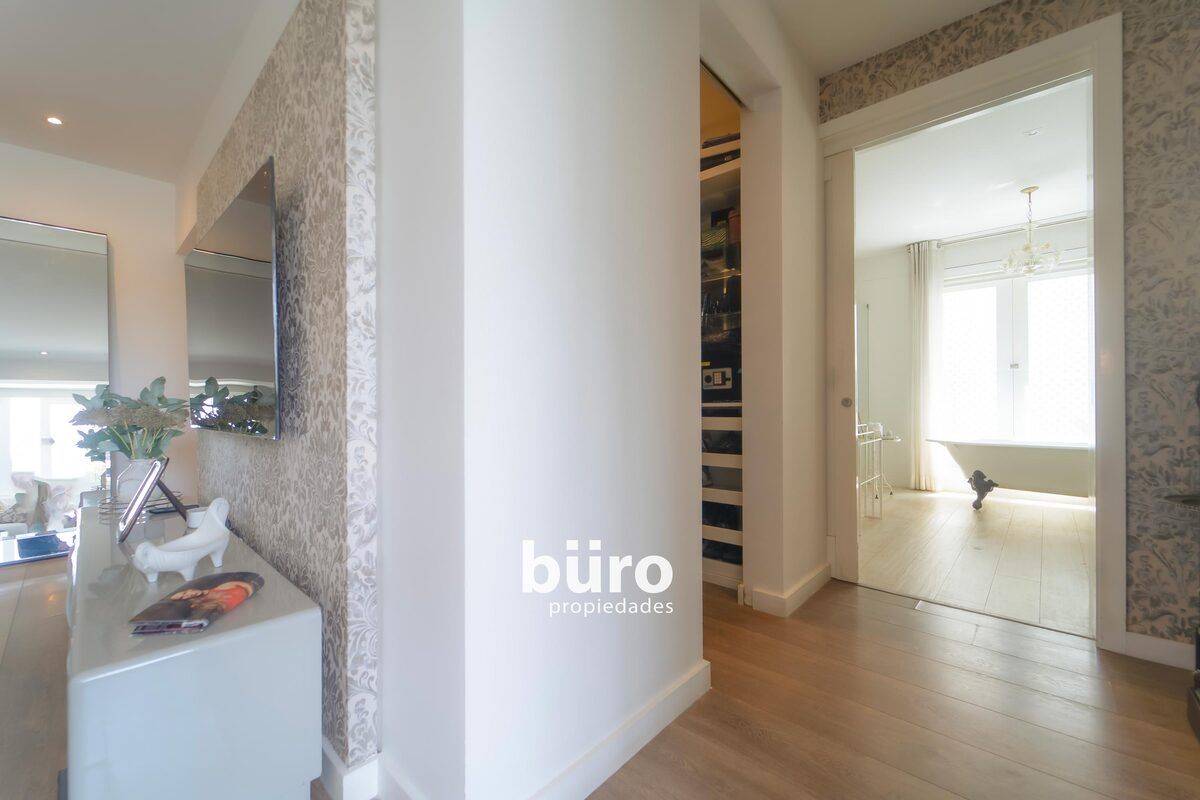 32 de 40: Walking closet para él en dormitorio principal.