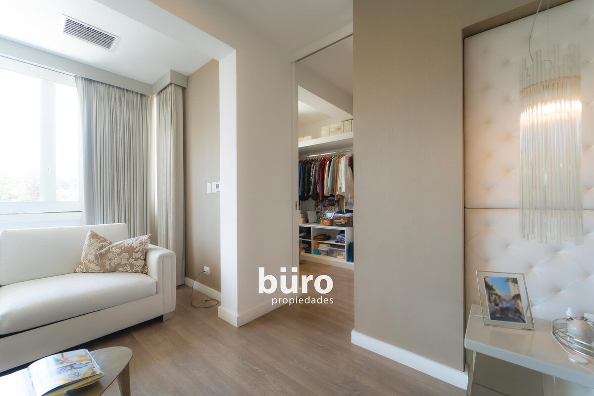 33 de 40: Walking closet para ella en dormitorio principal.