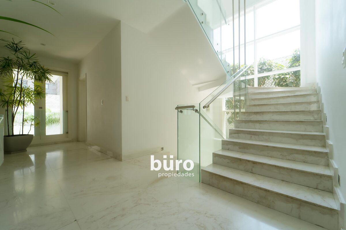 15 de 40: Escalera enchapada en mármol, minimalista, con mucha luz.