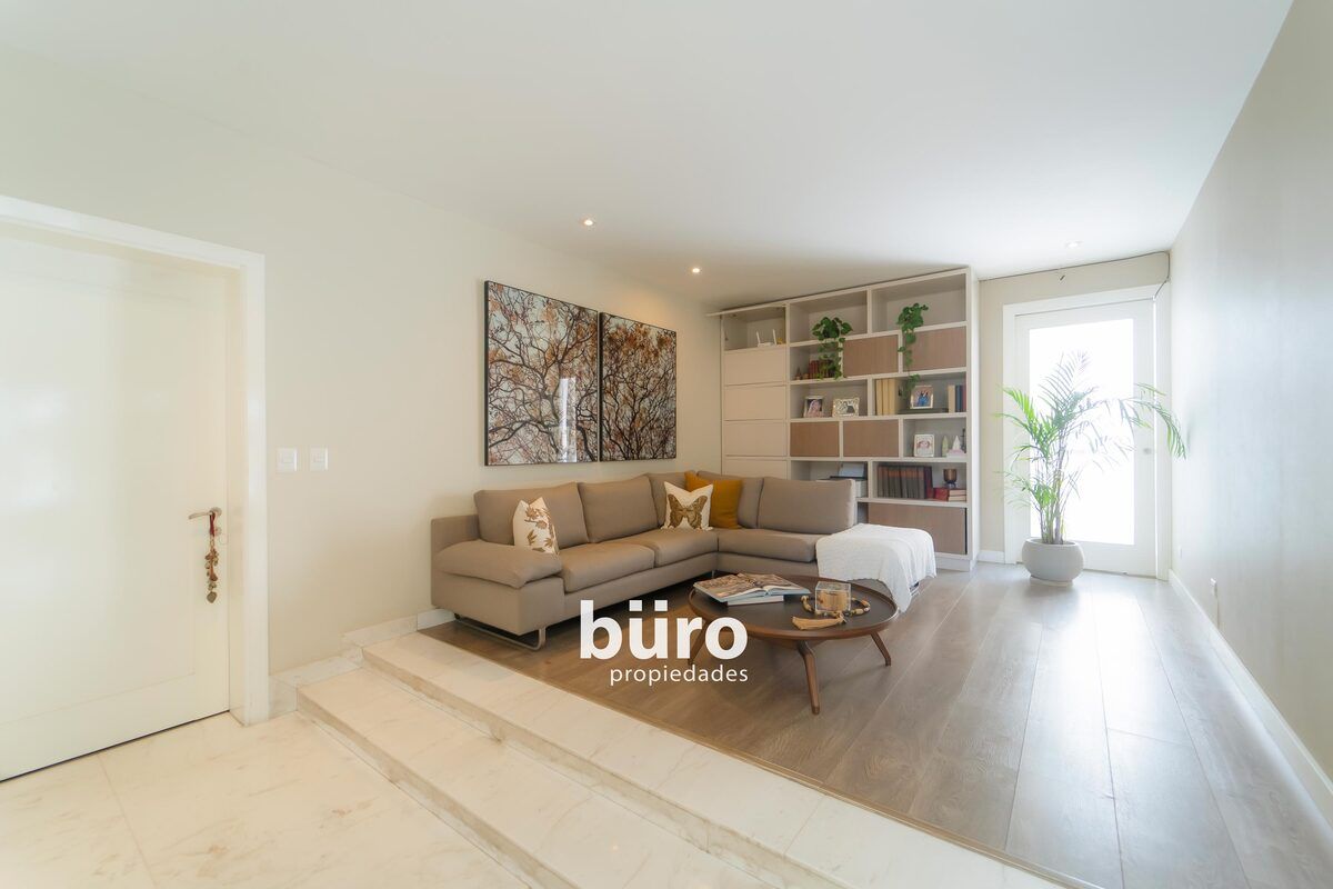 16 de 40: Sala de estar en segundo piso.