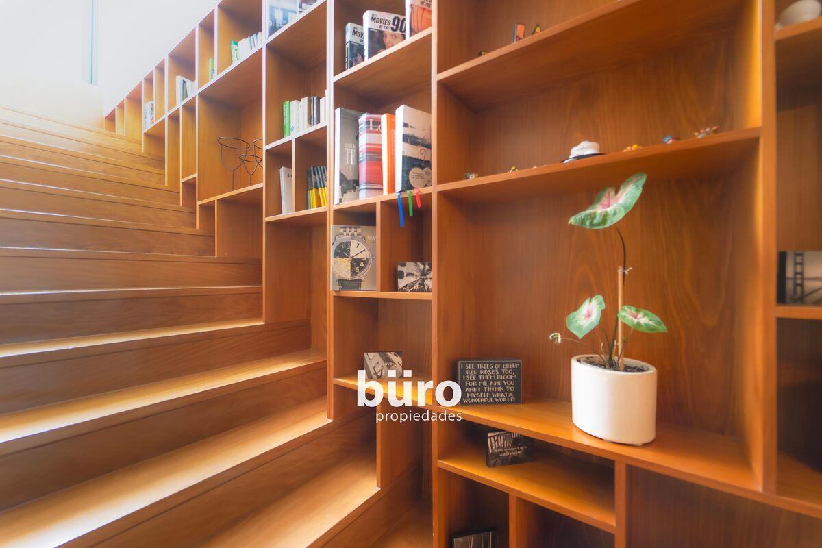 6 de 18: Hermosa Escalera de madera con Librero Empotrado