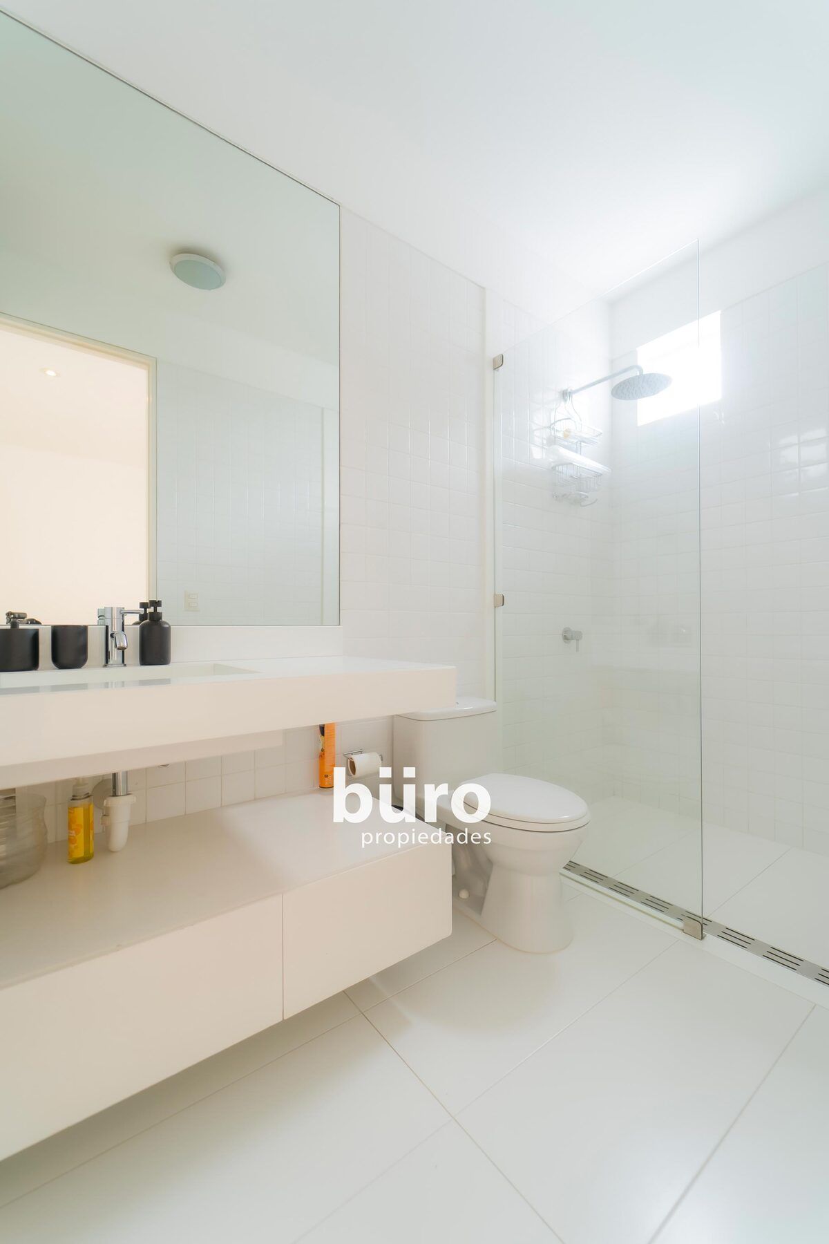 11 de 18: Baño Secundario