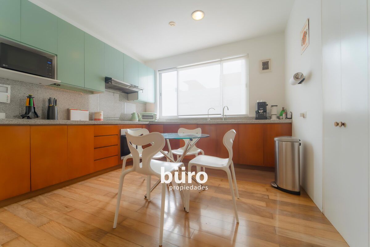 13 de 18: Acogedora Cocina con Comedor de Diario y amplia Alacena